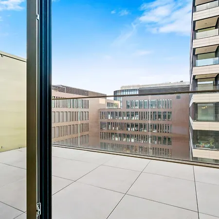 Appartement Modern 2-bed With Balcony In Serene