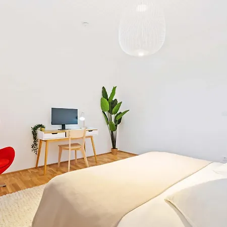 Modern 2-bed With Balcony In Serene *