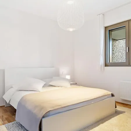 Modern 2-bed With Balcony In Serene * Sanem