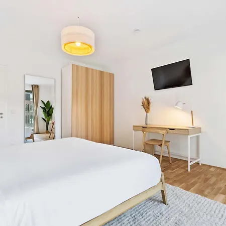 Modern 2-bed With Balcony In Serene Appartement *
