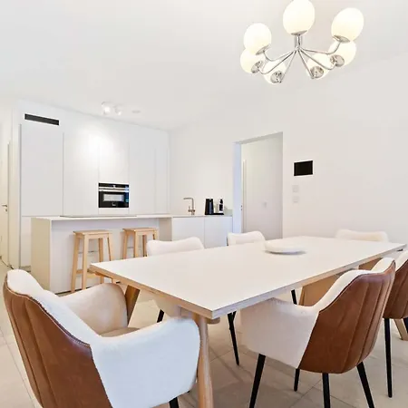 Modern 2-bed With Balcony In Serene Appartement